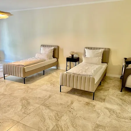 Sanierte 5 Zimmer Luxus Standard Apartment auf 350qm-2